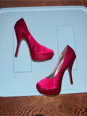 Qupid Satin Platform Stiletto Pumps in Fuchsia